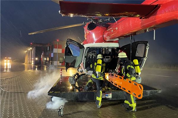 Ein Helikopter setzt zur Notlandung an, die Rettungskräfte müssen vier Personen aus der Maschine retten und einen Brand löschen – so das Szenario einer Übung in Norddeich.