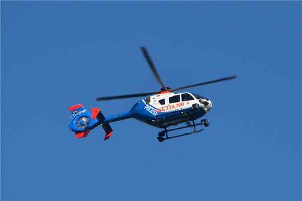 82-Jähriger vermisst: Polizeihubschrauber kreist über Marienhafe Ein Hubschrauber der Polizei sucht nach dem Mann.