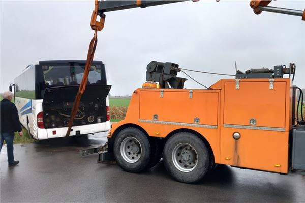 Ein Kranwagen half dem Fahrer aus seiner misslichen Lage.