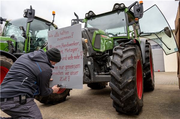 Ein Landwirt rüstet sich am Sonntag für den Protestzug am Montag.