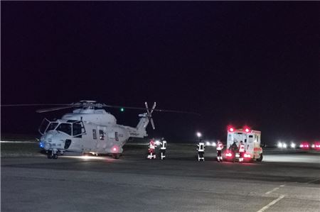 Ein medizinischer Notfall: Der Marinehubschrauber brachte eine Patienten von der Insel Juist ans Festland. Die Feuerwehren leuchteten die Landeplätze aus.