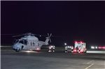 Ein medizinischer Notfall: Der Marinehubschrauber brachte eine Patienten von der Insel Juist ans Festland. Die Feuerwehren leuchteten die Landeplätze aus.