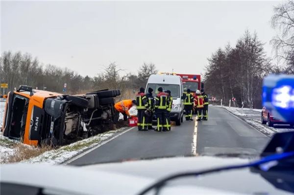 Ein mit Sand beladener Lkw kam von der Fahrbahn der Ostermarscher Straße ab und kippte um.