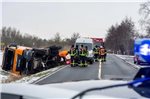 Ein mit Sand beladener Lkw kam von der Fahrbahn der Ostermarscher Straße ab und kippte um.