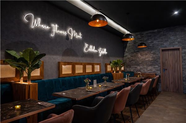 Neues modernes asiatisches Restaurant mit Bar eröffnet Ein modernes stilvolles Ambiente erwartet die Gäste.