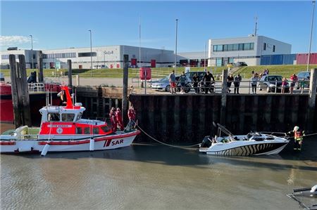 Ein Motorboot geriet am Sonntagabend kurz vor Norddeich in Brand. Seenotretter und Feuerwehr waren gemeinsam im Einsatz.