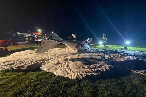 Ein parkendes Ultraleichtflugzeug wurde auf dem Flugplat Leer-Papenburg vom Sturm durch die Luft geschleuert und kam auch dem Dach zum Liegen.