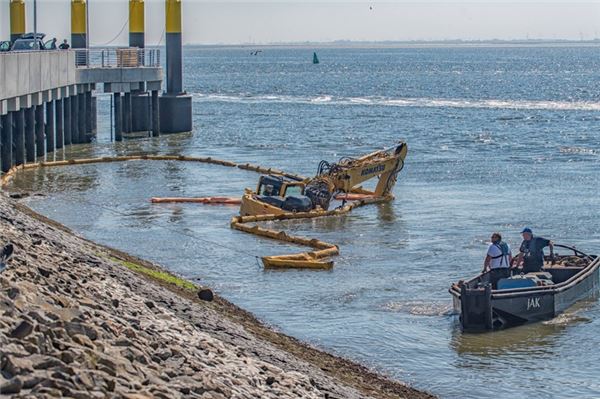 Ein Raupenbagger ist am Mittwochvormittag im Hafen von Norderney vom Weg abgekommen und teilweise im Watt eingesunken.