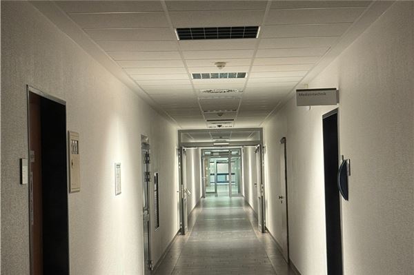 Ein ruhiger Gang im Emder Krankenhaus. Foto: Stefan Bergmann