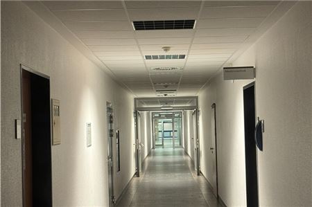 Ein ruhiger Gang im Emder Krankenhaus. Foto: Stefan Bergmann