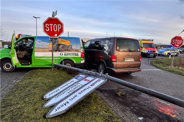 Schild und Laterne umgenietet: Kollision zwischen drei Kastenwagen in Georgsheil