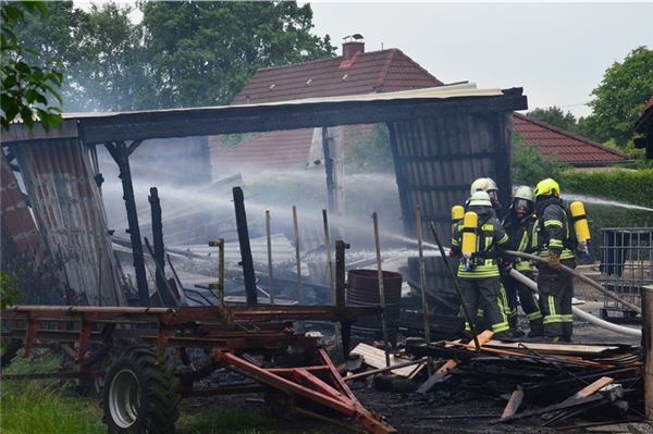 Schuppenbrand in Großheide: Feuerwehren im Großeinsatz – Ursache unklar Ein Schuppen in Großheide brannte komplett aus.