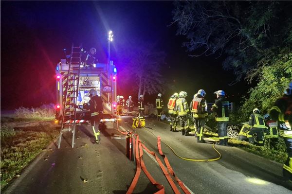 Tödlicher Verkehrsunfall in Wittmund Ein schwerer Unfall sorgte in der Nacht zu Montag zu einem großen Einsatz der Feuerwehr in Wittmund. Eine Person kam dabei ums Leben.
