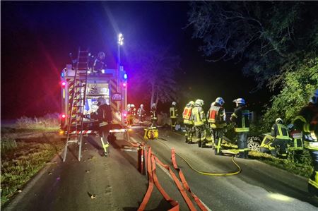 Ein schwerer Unfall sorgte in der Nacht zu Montag zu einem großen Einsatz der Feuerwehr in Wittmund. Eine Person kam dabei ums Leben.