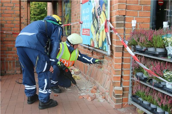 Ein Statiker prüft die beschädigte Hausfassade – ohne Befund. Das Gebäude kann weiter uneingeschränkt genutzt werden.