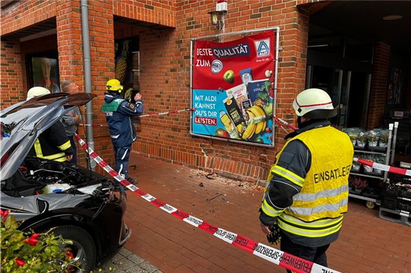 Ein Statiker vom THW kontrolliert die Stabilität der Hauswand.