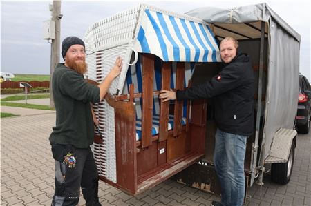 Ein Stück Nordsee für Zuhause: Dieser Herr hat bereits 2023 Strandfeeling für den heimischen Garten ersteigert.