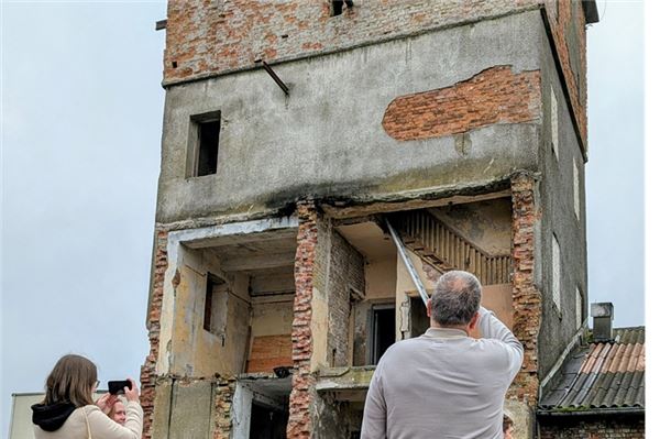 Ein Teil der Wände wurde bereits eingerissen und gibt einen Blick ins Innere frei.