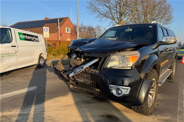 Straße mit Verkehrstoten: Zwei leicht verletzte Personen bei Verkehrsunfall in Großheide Ein Transporter und ein Pickup stießen am Schulweg zusammen.