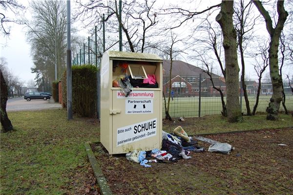 Ein überquellender Altkleidercontainer: Immer mehr gebrauchte und oft auch ungebrauchte Sachen werden im Landkreis Aurich entsorgt. Das bringt die Verwerter von Altkleidung an ihre Grenzen. Foto: Archiv