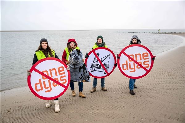Ein Umweltbündnis protestiert auf Borkum gegen Probebohrungen nach Gas im Wattenmeer.