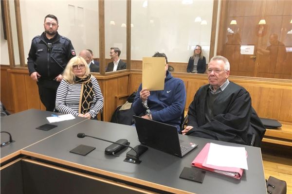 Ein wegen mutmaßlichen Drogenhandels Angeklagter sitzt neben seinem Rechtsanwalt Rainer Nitschke (r.) und einer Dolmetscherin im Saal des Landgerichts Oldenburg. Von einem Fischkutter aus sollen drei Männer vor der ostfriesischen Insel Spiekeroog versucht haben, in der Nordsee schwimmendes Kokain einzusammeln.