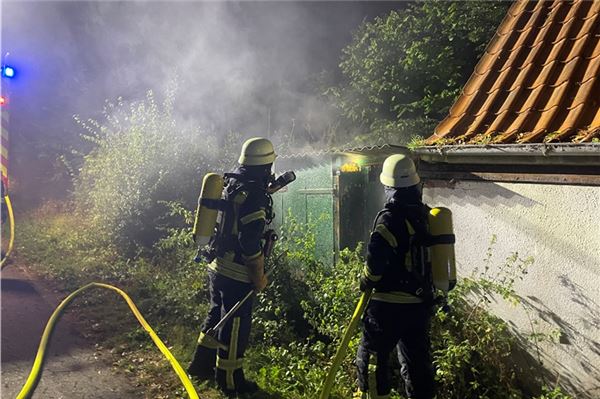 Norden: Schuppen gerät in Brand Die Feuerwehr bekämpft einen Schuppenbrand