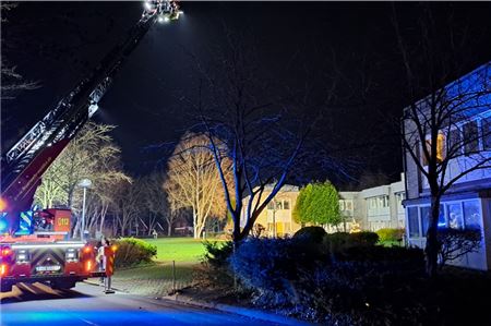 Ein Zimmerbrand im Alten- und Pflegezentrum Johann-Christian-Reil-Haus löste in der Nacht zu Mittwoch einen Großeinsatz aus.