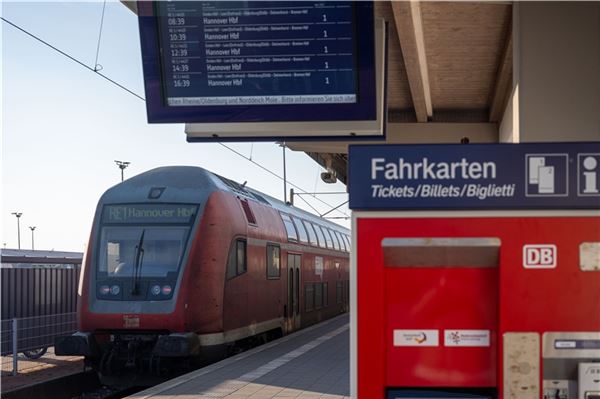 Wegen Bauarbeiten: Deutsche Bahn unterbricht Verbindung zwischen Emden und Norddeich Mole Ein Zug wartet in Norddeich auf die Abfahrt. Foto: Ute Bruns
