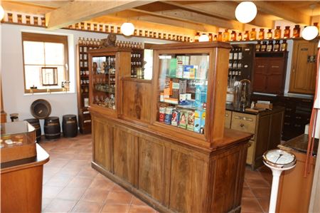 Eine alte Apotheke ist ab sofort im Dörpmuseum Münkeboe zu sehen. Sie wurde zusammengestellt aus zwei Apotheken, die in der Umgegen zuvor geschlossen wurden.