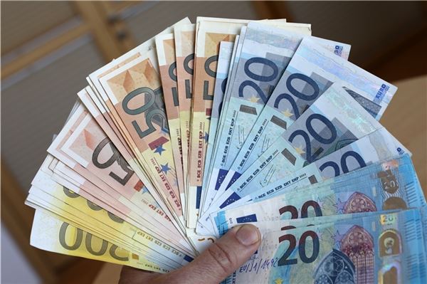 Auricherin gewinnt 100.000 Euro Eine Auricherin hat 100.000 Euro gewonnen.