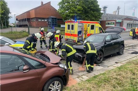 Eine Autofahrerin prallte gegen mehrere geparkte Autos.