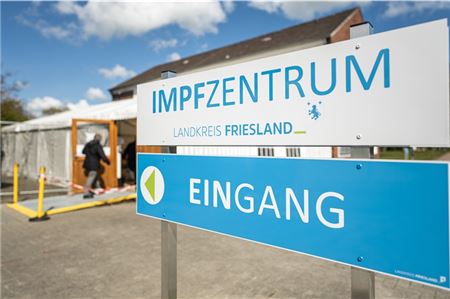 Eine Frau betritt das Impfzentrum Landkreis Friesland. Nach Impfungen mit Kochsalzlösungen im April im Kreis Friesland könnten nach Behörden-Angaben mehr Menschen als zunächst angenommen betroffen sein.