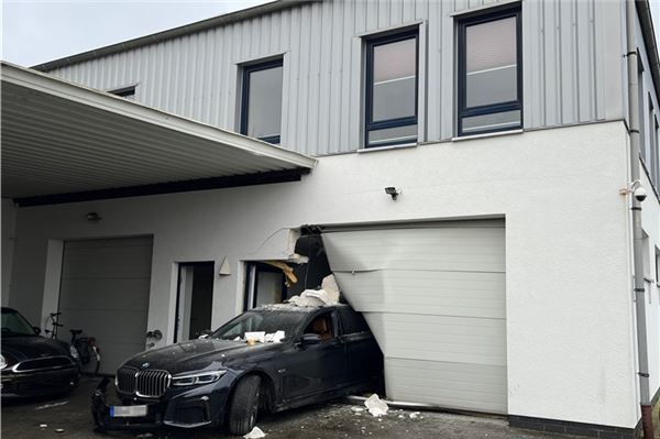 Eine Hauswand stoppte die Unglücksfahrt dieses BMW. Zuvor schrammte er noch eine Laterne und zwei parkende Pkw.