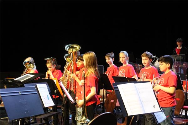 Eine Jugend-Abordnung des Stadtorchesters: Der Nachwuchs spielte unter anderem „au claire de la lune“.