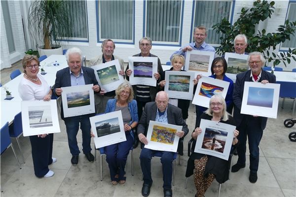 „Eine kleine Papierausstellung“: Die Verantwortlichen von Landschaft und Brandkasse und des Landesmuseums freuen sich mit den Kunstschaffenden über den neuen Kalender für 2025. Foto: WernerJürgens