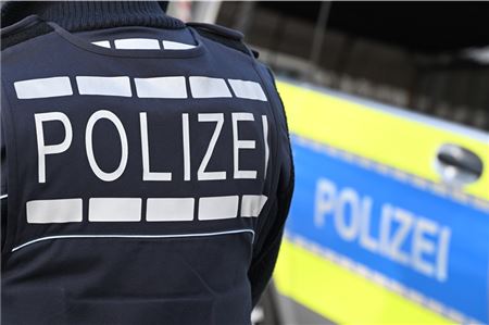 Eine offenbar verwirrte Frau schlug mit ihren Fäusten auf ein Auto ein.