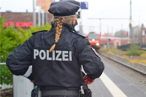 Kontrollen zur Maskenpflicht in Bus und Bahn Eine Polizistin wartet in Norden auf den einfahrenden Zug. Am Bahnsteig kontrollierten Beamte am Montag die Einhaltung der Maskenpflicht in öffentlichen Verkehrsmitteln.