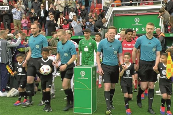Oliver Haan vor 24250 Fans im Einsatz: „Das war ein unglaubliches Erlebnis“ „Eine Riesenauszeichnung.“ Oliver Haan vom SV Leybucht (r.) genoss das einmalige Erlebnis vor großem Publikum in der BayArena in Leverkusen. Jan Kruse (2. v. l.) leitete das Finale. Gemeinsam mit Haan fungierte Jonathan Paul (l.) als Assistent. Maurice Stubenrauch (2. v. r.) war vierter Offizieller. Sie trugen ein Sondertrikot mit dem DFB-Logo auf der Brust. „Das Logo der Profischiedsrichter irgendwann einmal tragen zu dürfen, stellt für jeden Schiedsrichter ein Ziel dar“, sagt der Süderneulander. Foto: KURIER-Sport