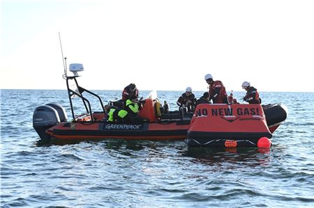 Eine Schwimminsel, verankert am Meeresboden, soll den Aufbau der Gasförderplattform verhindern.