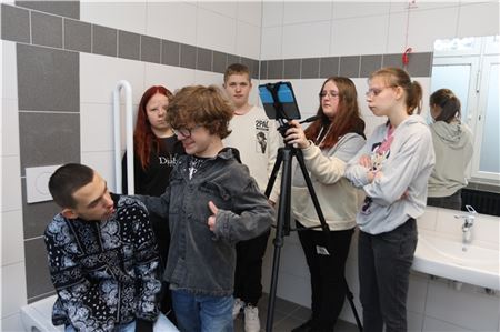 Eine Szene aus dem Kurzfilm der Moordorfer Schülerinnen und Schüler. Foto: Theo Gerken