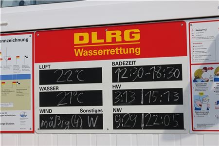 Eine Tafel informiert über die Witterung und Gezeiten.