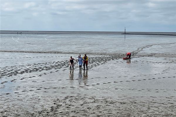 Rettungseinsatz im Watt bei Norddeich: Urlauberin versinkt im Schlick Eine Urlauberin ist am Dienstagnachmittag im Watt vor Norddeich in Not geraten. Sie versank im weichen Schlick und konnte sich aus eigener Kraft nicht befreien.