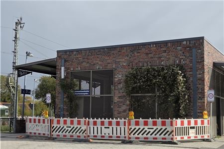 Eine von zwei doppelstöckigen Fahrradboxen wird derzeit an der Nordseite des Norder Bahnhofs errichtet.