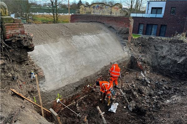 Einen ungewohnten Blick auf das historische Brückenbauwerk bietet der aktuelle Bauzustand. Nach dem Abbruch der alten Betondecke folgte eine erste Flüssigbetonschicht. An den Fundamenten wurden diagonal und vertikal Kleinbohrverpresspfähle, auch als Mikropfähle bezeichnet, in den Boden gerammt – bis zu 30 Meter tief.