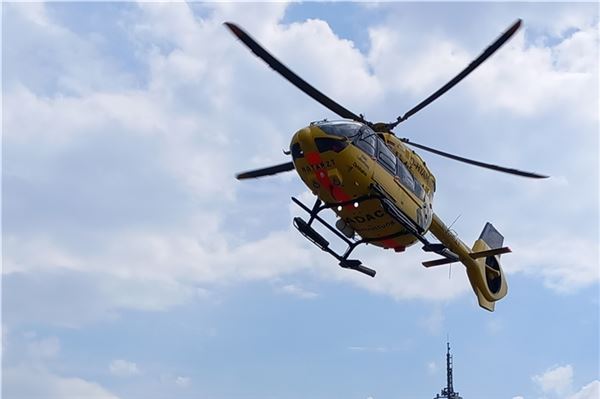Auto kollidiert mit Radfahrer-Duo in Großheide Einer der Verletzen muss mit einem Hubschrauber ins Krankenhaus geliefert werden.