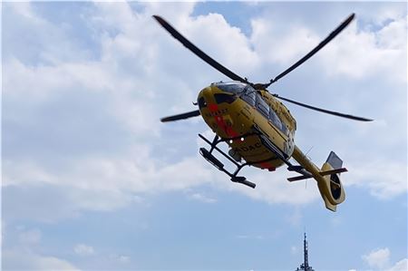 Einer der Verletzen muss mit einem Hubschrauber ins Krankenhaus geliefert werden.