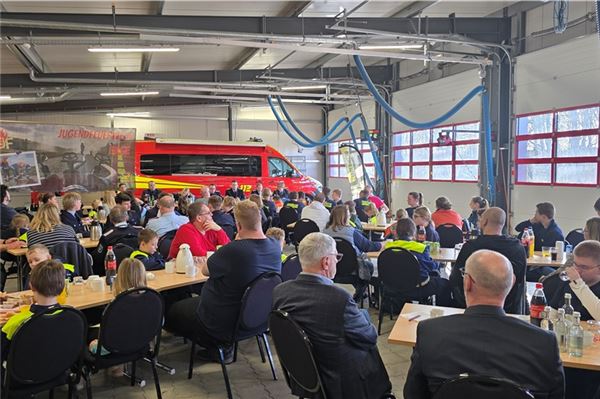 Einer hohen Beteiligung von Kindern, Eltern, Betreuern und Gästen erfreute sich die Jahresversammlung im Feuerwehrhaus in Hage. Foto: Silvia Cornelius