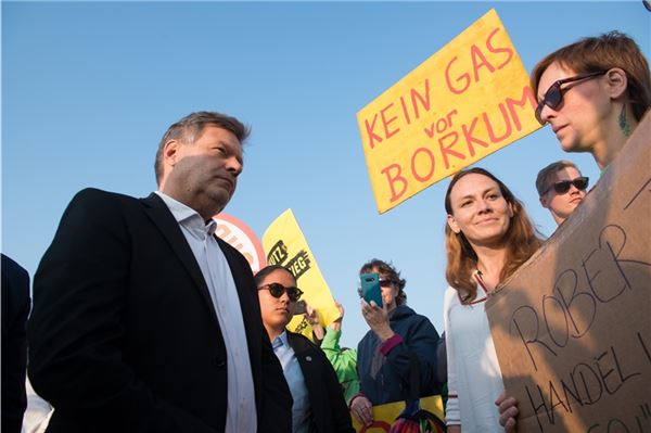 Einer Meinung: Habeck spricht mit Greenpeace-Demonstranten, die sich gegen die Gasförderung vor Borkum wenden.