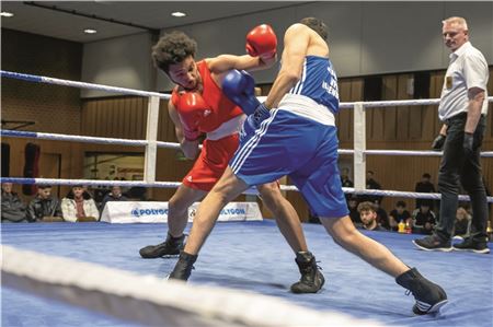 Einer von vier Norder Boxern im Hochring der Wildbahnhalle. Für Hazar Disli und Roy Grosch-Zamora (l.) geht es am Sonnabend um den Einzug ins Halbfinale der Elite-Klasse. Foto: Ute Bruns